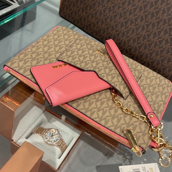 MICHAEL KORS JET SET ITEM LG 2 in 1 CARD CASE & WRISTLET
Tea Rose 
NWT - Picture 3 of 16